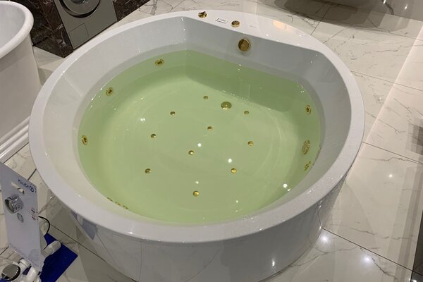 Ванна Kolpa San VIVO 160x160 акриловая на каркасе со сливом переливом